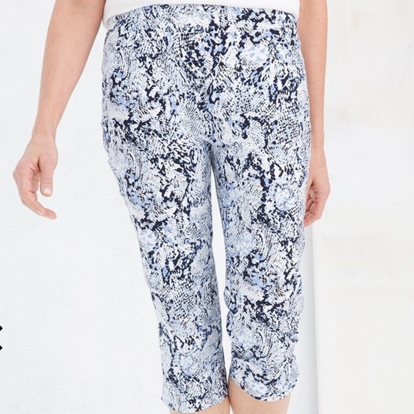 Chico’s So Slimming Brigitte Pull On Capris - Picture 2 of 10